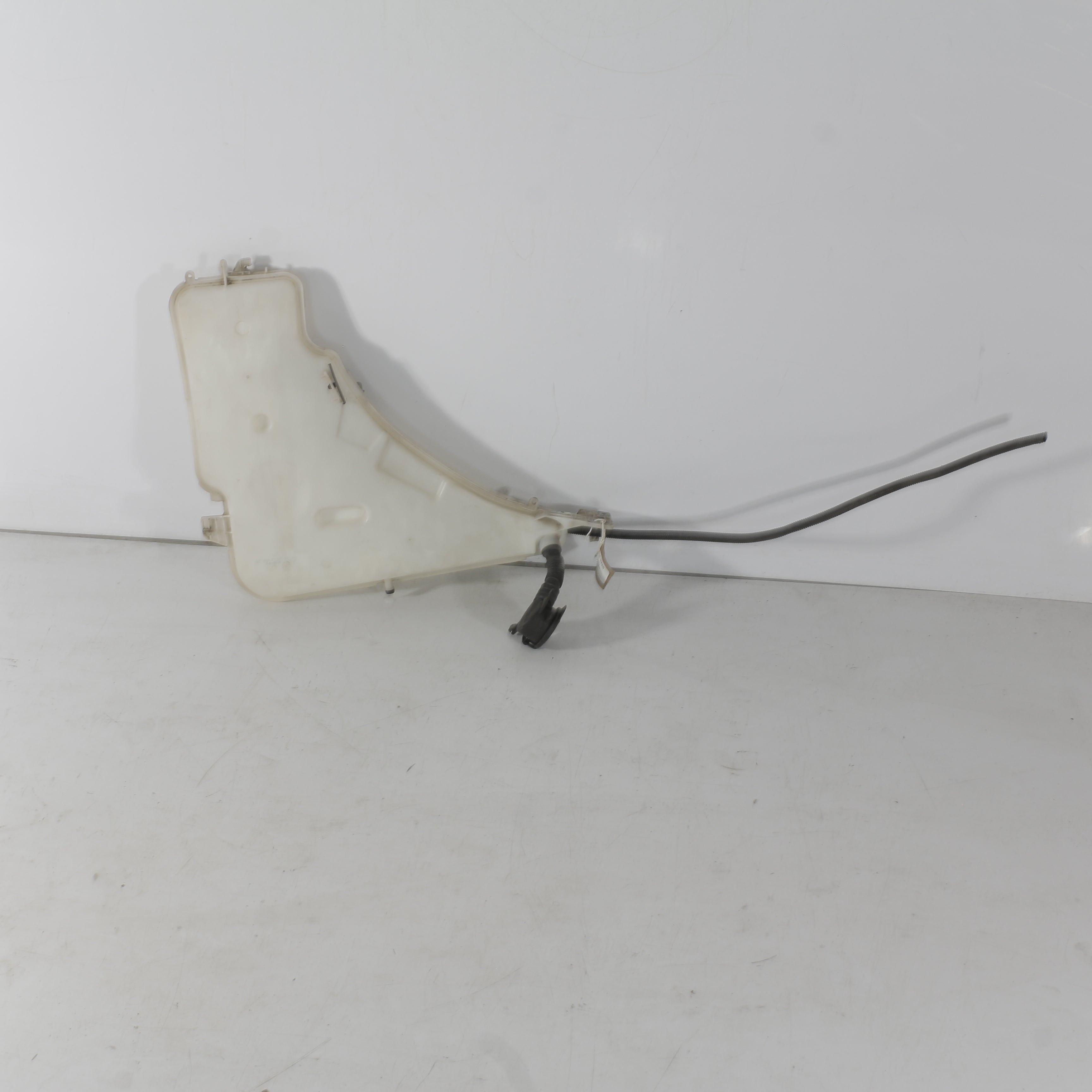 BMW 320i M Sport F30 2.0T Windscreen Water Dispenser
