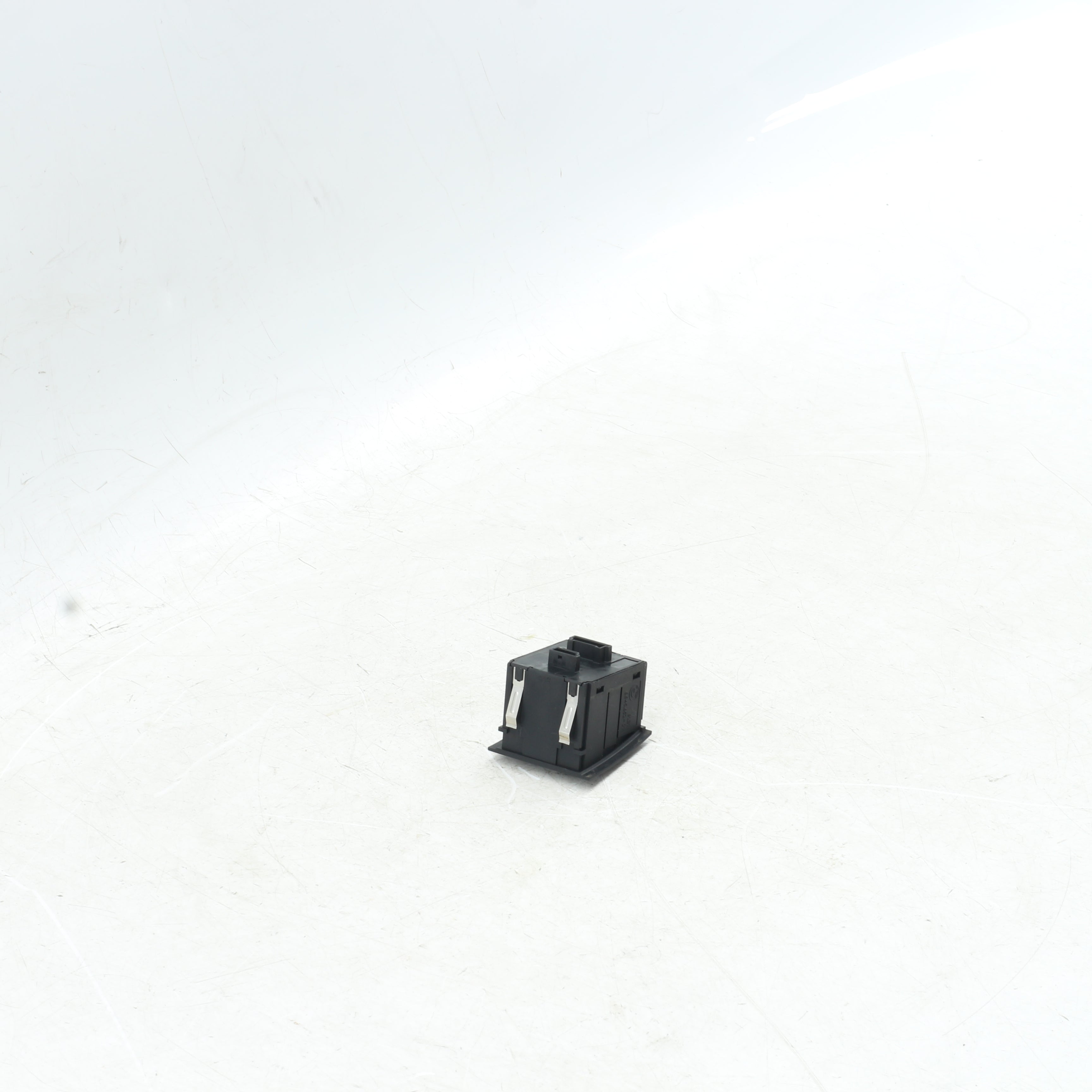 Used BMW 320i A/T (E90) hazard switch - 6945652-01