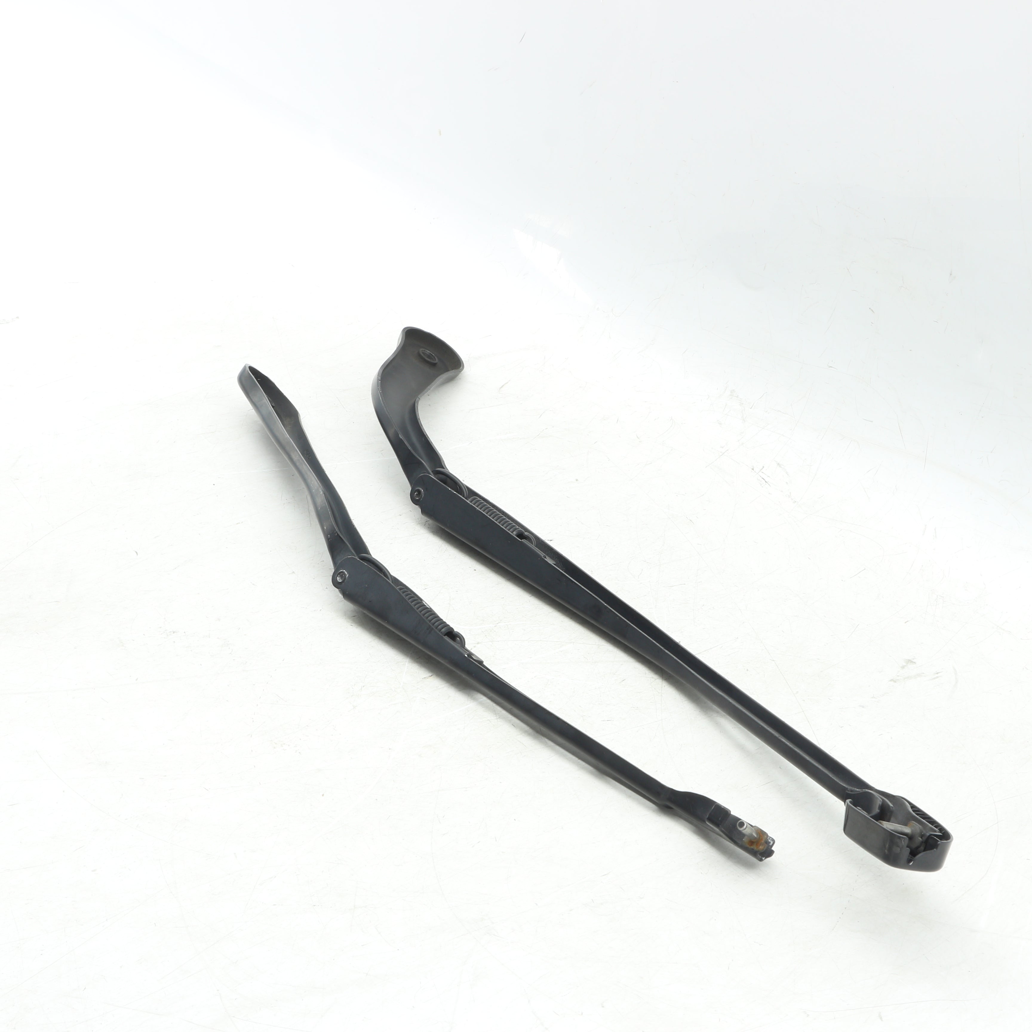 Used BMW 320i A/T (E90) wiper arms (set) - 61617171640,61617171642
