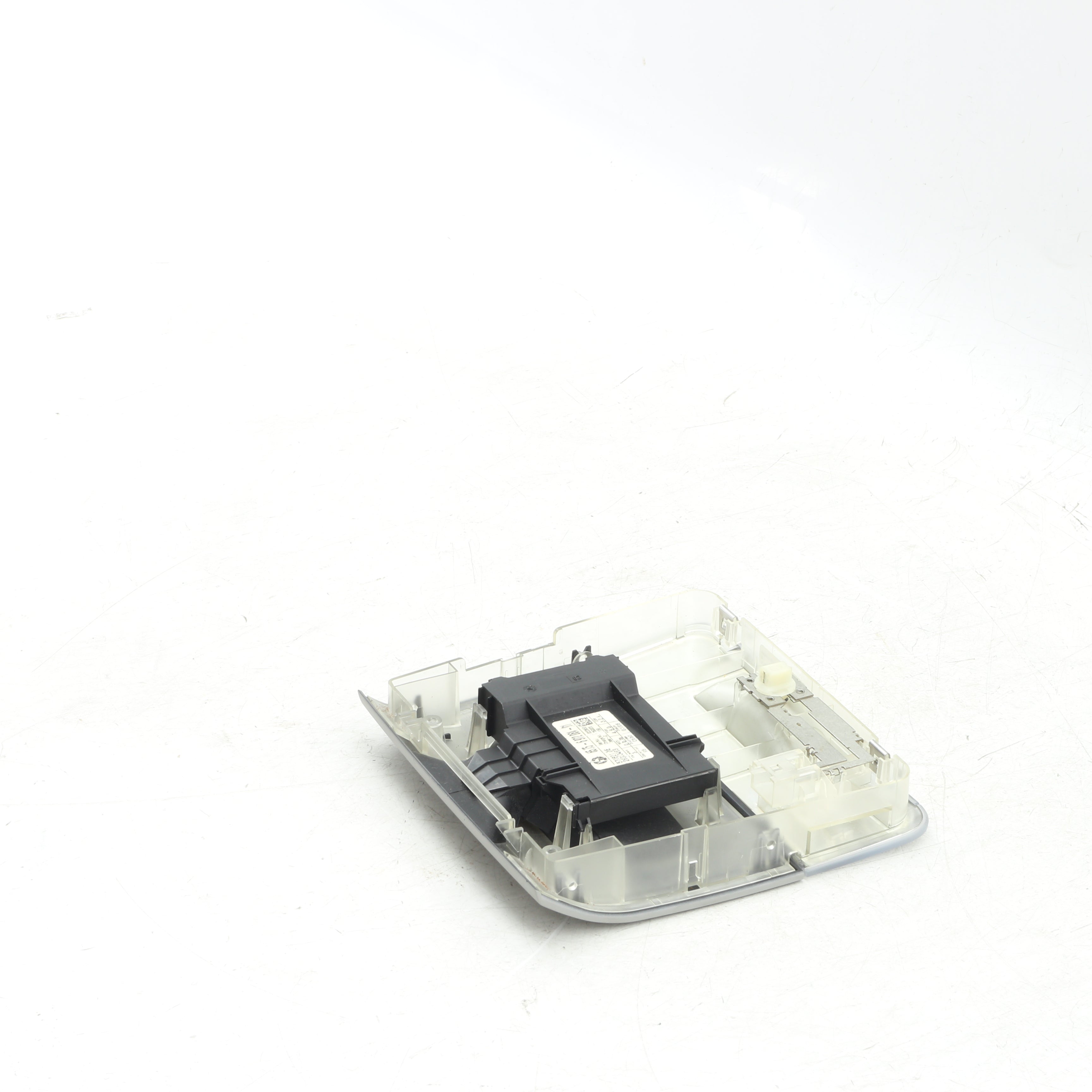 Used BMW 320i A/T (E90) center roof light - 6575-6972064-01